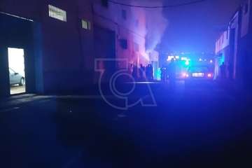  Incendio en una carpintería de la zona industrial de Lomo la Francia (Telde)/TA.